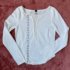 WE THE FREE - White long sleeve crop with neck detail